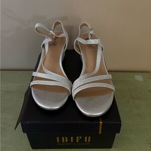 IDIFU Women's Shimmering Silver Sandals NWT